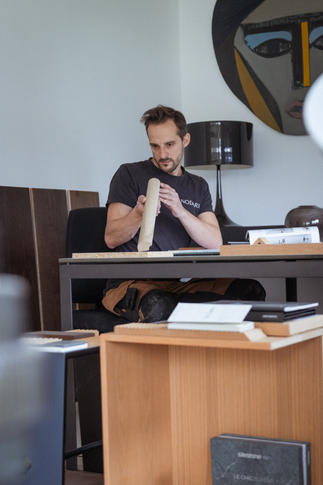 Igor Nodari arbejder med materialer i studiet